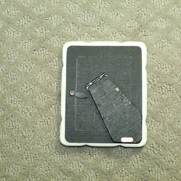 Vtg Small Ceramic Oval Picture Frame Flowers 5" Free Standing 2.5x3.5 Photo - Picture 2 of 4